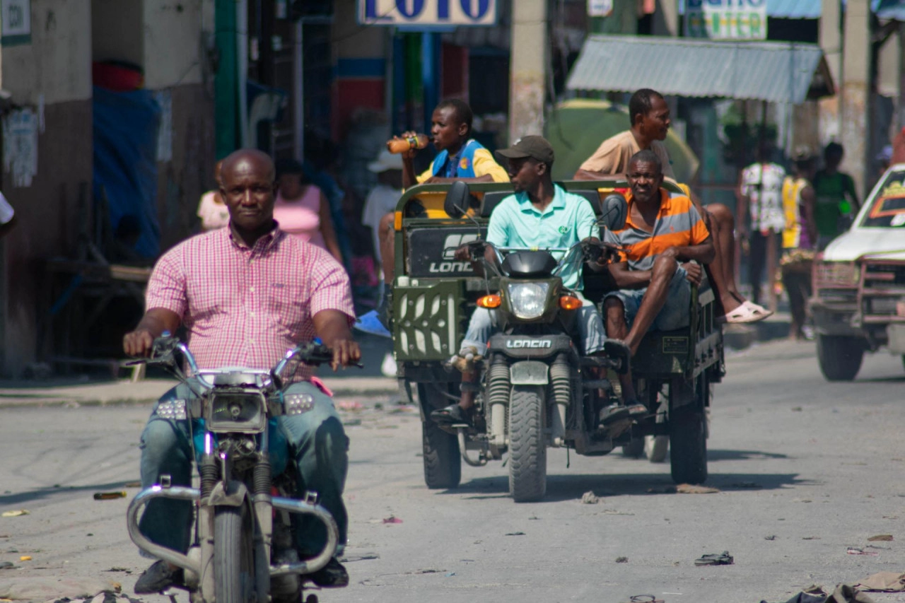 Val nasilja na Haitiju, tisuće mrtvih, premijer podnio ostavku